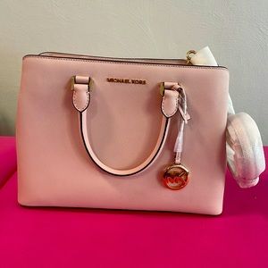 Very cute Michael kors large size bag. With side stap
